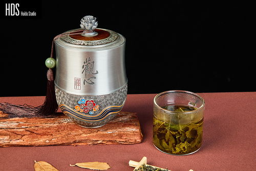 靜物攝影中的東方韻味 茶葉罐與青島藍(lán)莓酒的優(yōu)雅對(duì)話(huà)